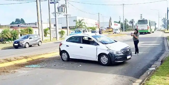 Por esquivar un perro, una  mujer volcó con su automóvil