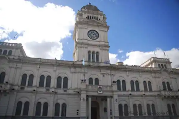 Pagan sueldos a estatales y jubilados provinciales