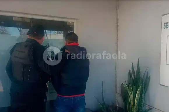 Robó un celular y huyó a toda velocidad en moto, aunque no llegó demasiado lejos