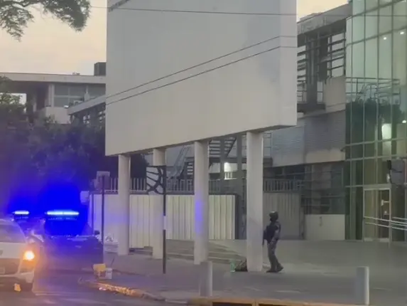 Atacaron a tiros al Hospital de Emergencias Clemente Álvarez.