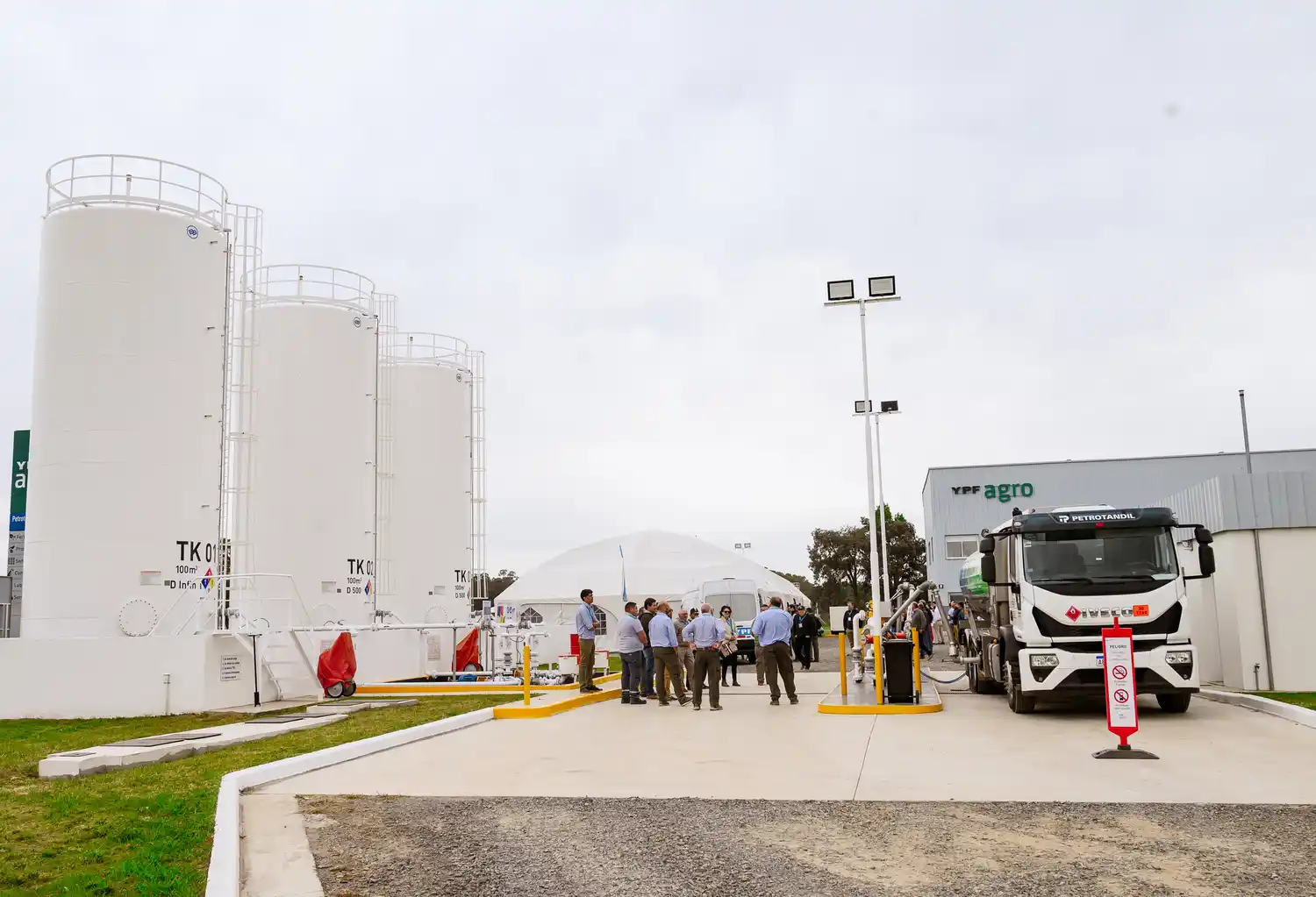 El circuito de recorrida de las instalaciones de la Base permitió a los asistentes observar la magnitud de las inversiones en estructura edilicia para almacenamiento de la amplia paleta de productos