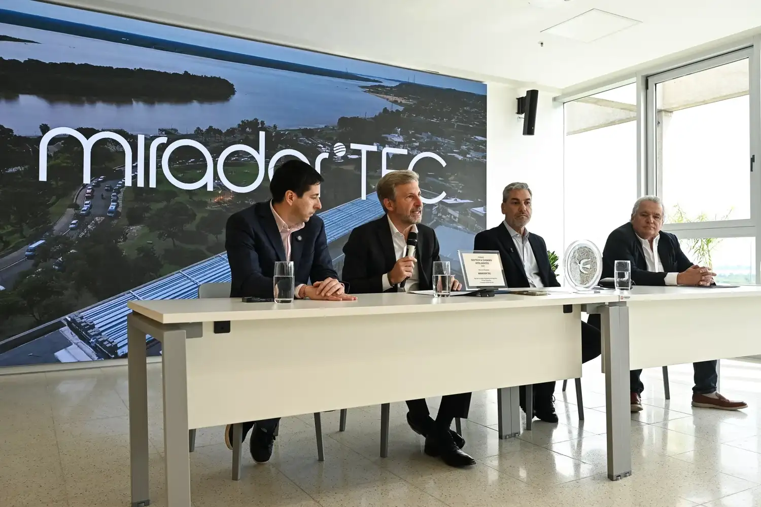 Frigerio presentó el balance del primer año de MiradorTEC y anunció el lanzamiento de una incubadora tecnológica