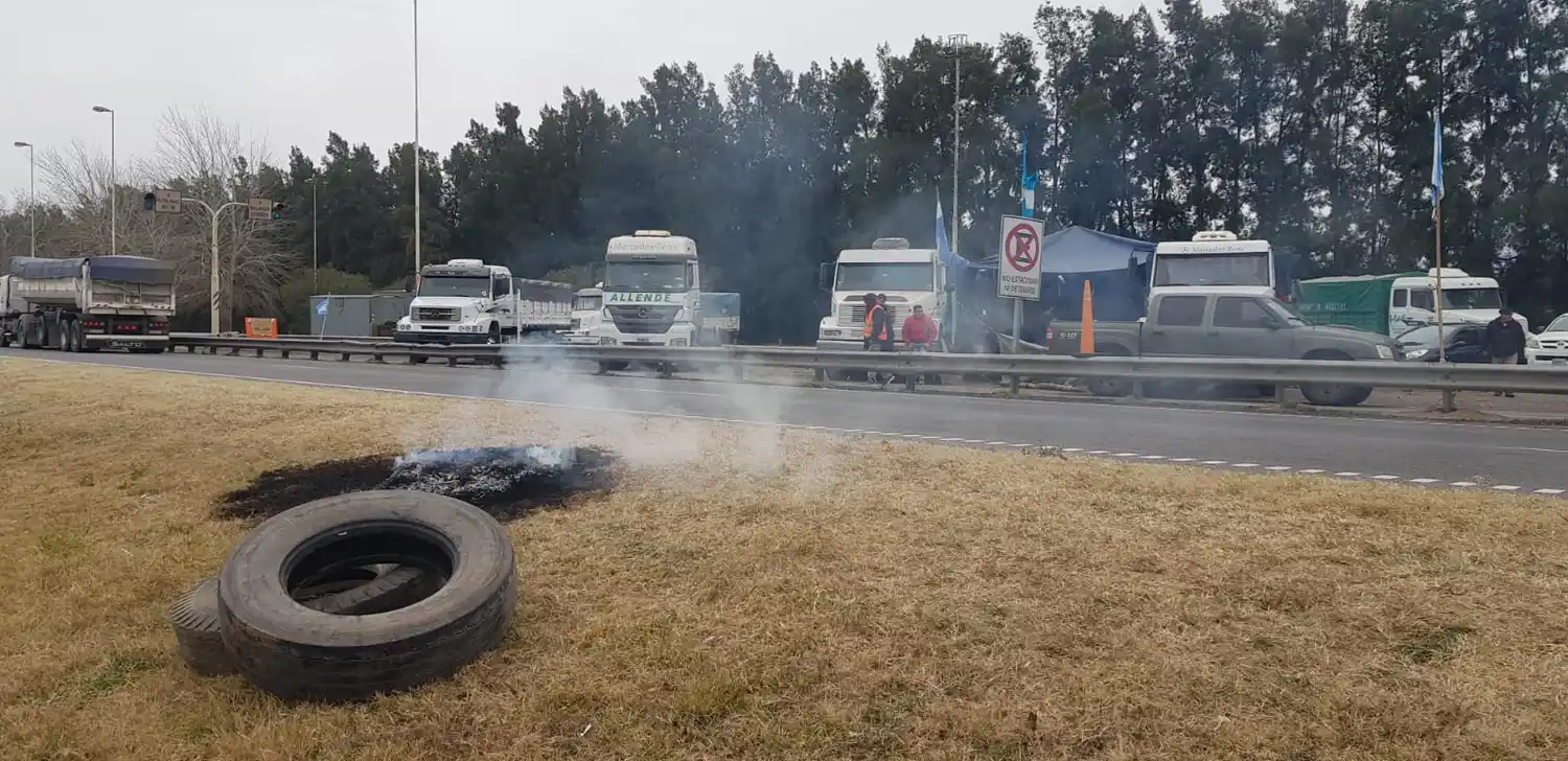 Paro de transportistas: retomaron la protesta en ruta 9, aunque por lo pronto sin cortes de tránsito