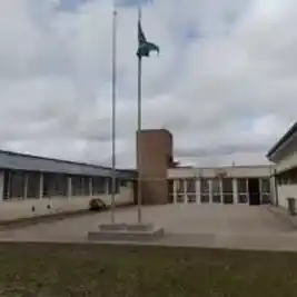 Reclamo de padres y alumnos que se quedaron sin transporte para concurrir a la Escuela de Educación Secundaria Nº 5 de Villa Laguna Brava.