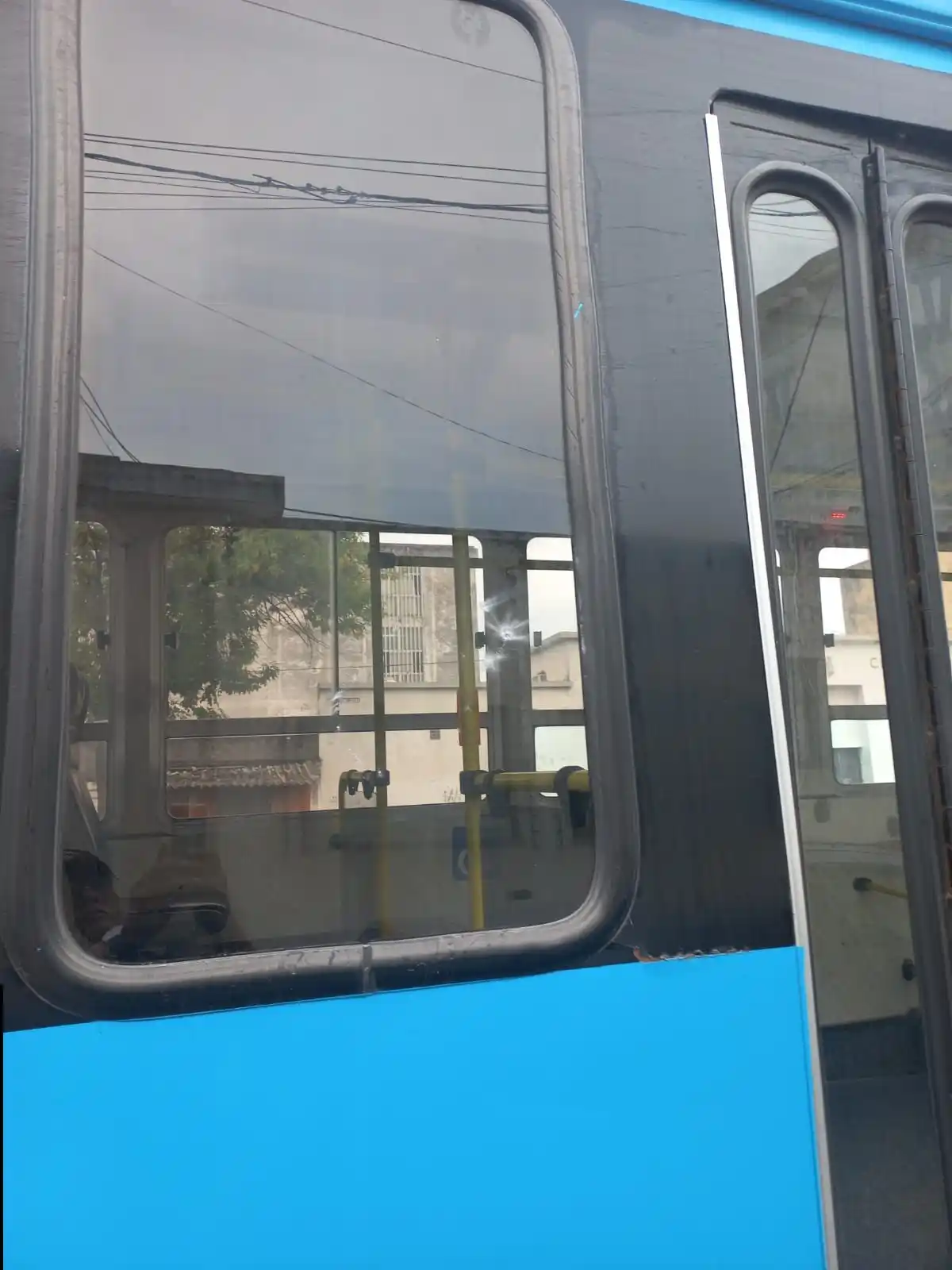 Quedó preso el hombre que apedreó un colectivo luego de que no lo dejaran subir sin pagar