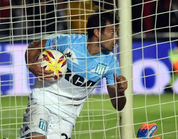 Racing empató y sigue en punta