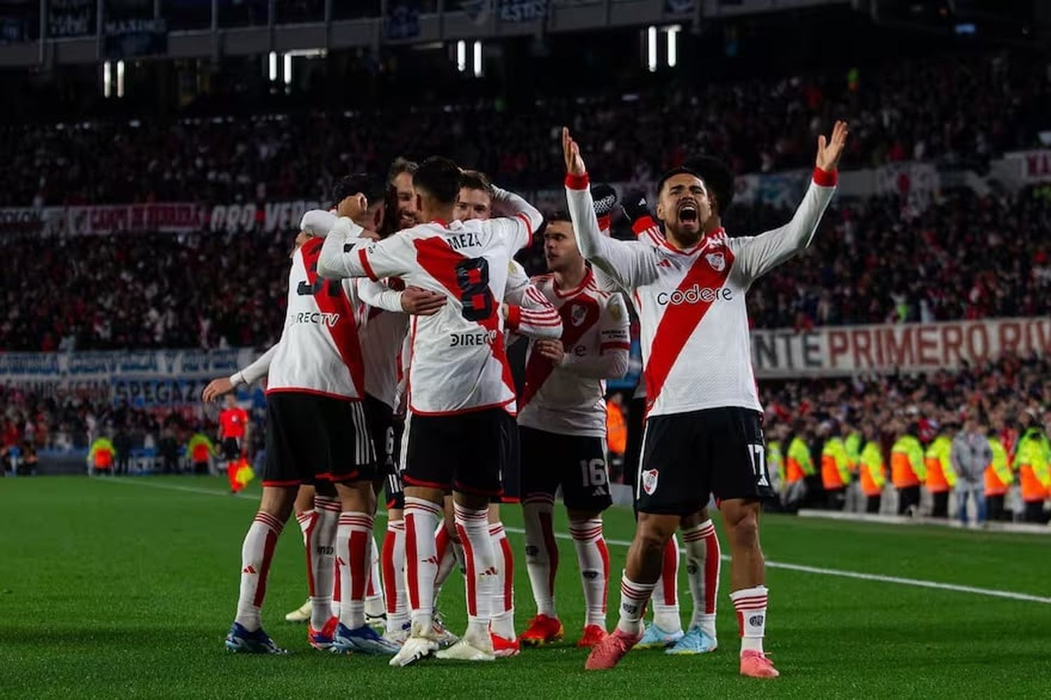 River celebra el gol de Simón, que sentenció la serie de octavos frente a Talleres