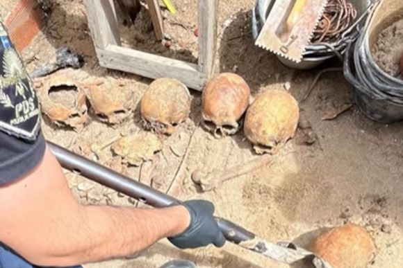 Macabro hallazgo en la costa argentina: encontró una docena de cráneos humanos haciendo refacciones en su casa