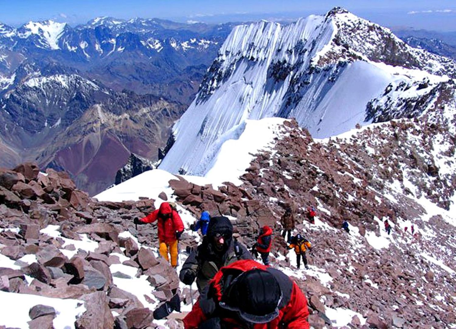 Subir a la montaña con amigos