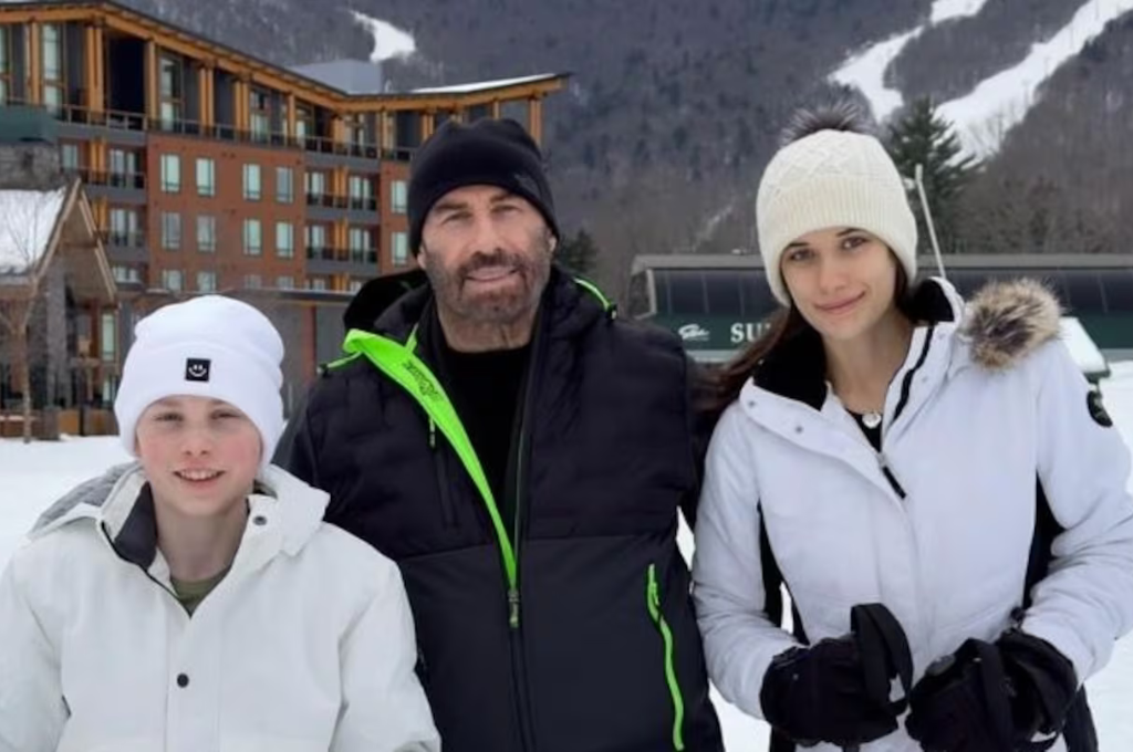 John Travolta pasó unos días de descanso en la nieve junto a sus hijos.