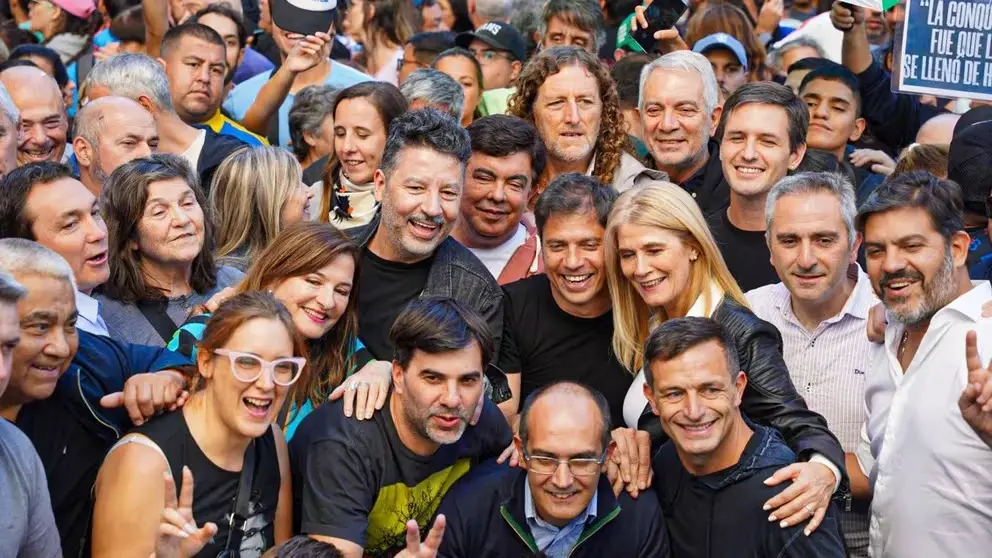 Kicillof participó de la marcha acompañado de un nutrido grupo de intendentes.
