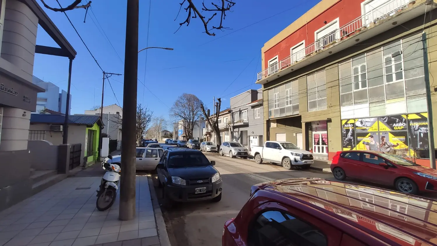 "Empujó a mi compañera y se llevó la bici que uso para trabajar"