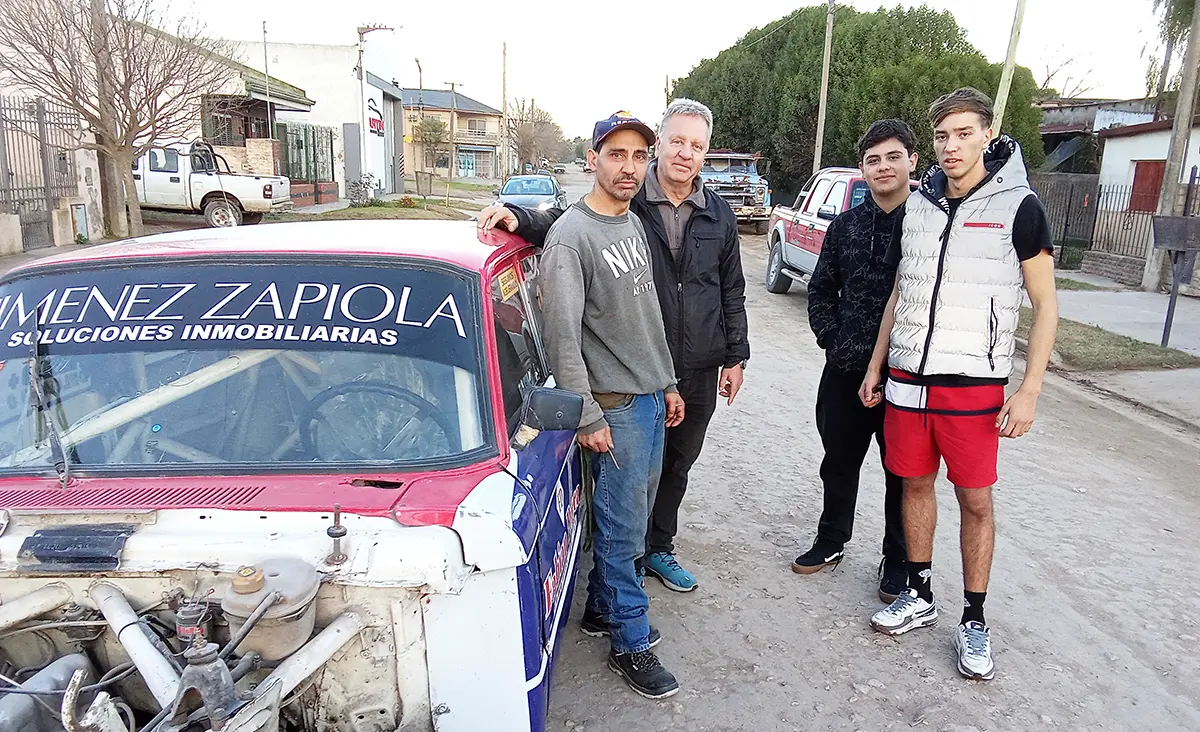 Mucho entusiasmo. El que imponen Luis Casco, Leonardo Rossi, Felipe Lastra y Juan Francisco Rossi junto al Ford y así sumarse a la categoría APAC próximamente