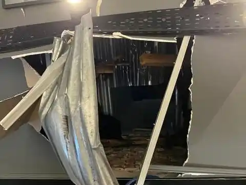 El agujero en el techo que provocó la bolsa de arena de 20 kilos.