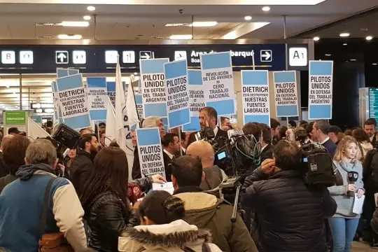 En pleno conflicto, pilotos se manifestaron en Aeroparque