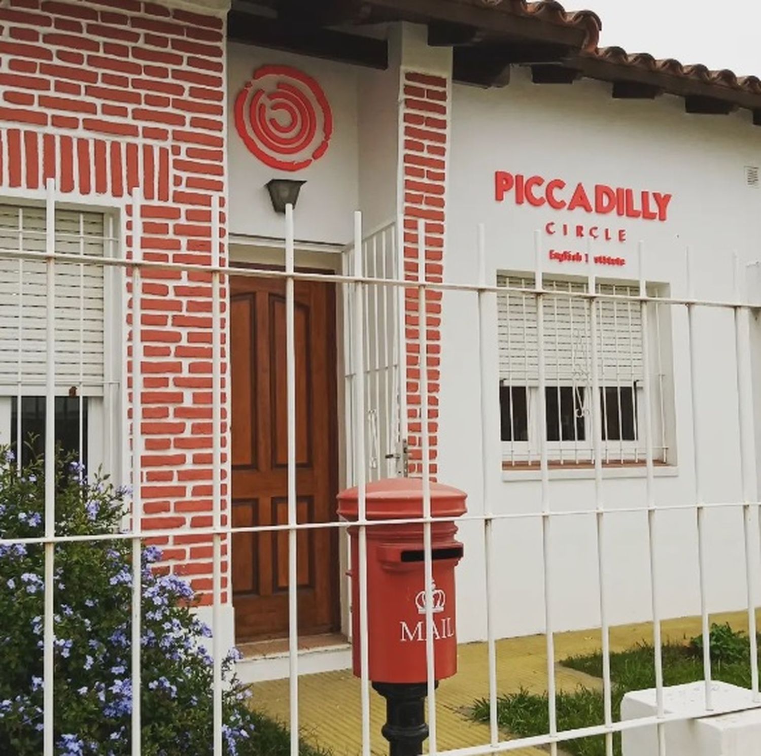 El instituto de inglés Piccadilly Circle está ubicado en Ituzaingó 1262.