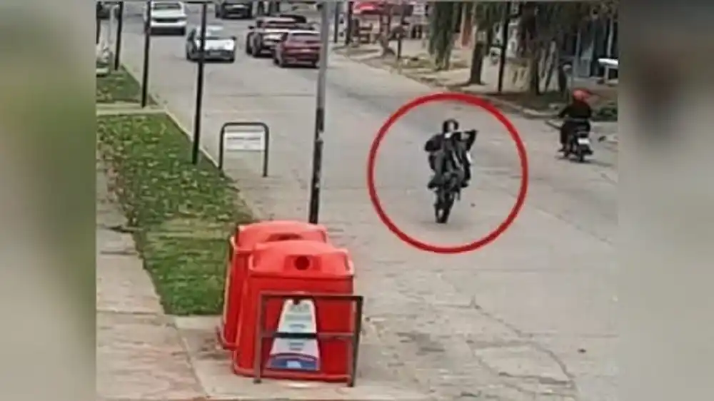 La acción imprudente del joven que terminó en un accidente. Foto: Captura de video.