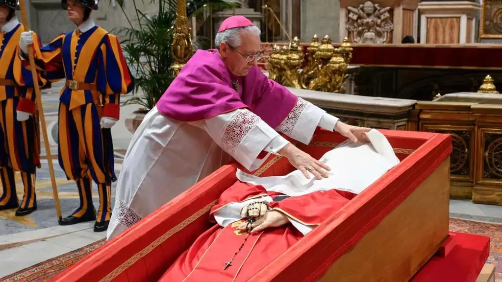 El Rito de Clausura del Féretro del Romano Pontífice fue presidido por el camarlengo Kevin Farrell. (Foto: La Reppublica)