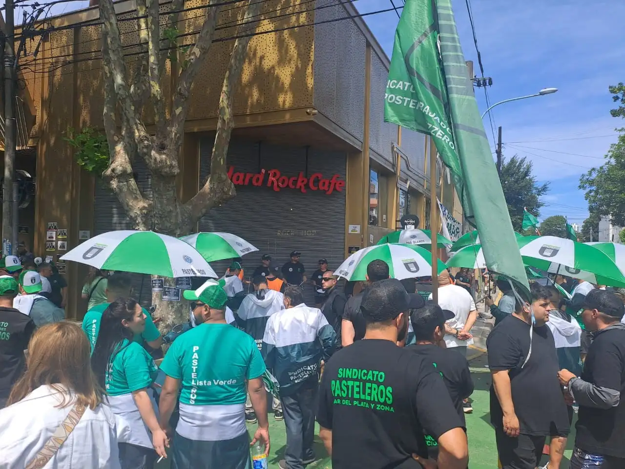 La movilización de los Pasteleros se hizo sentir en plena calle Güemes.
