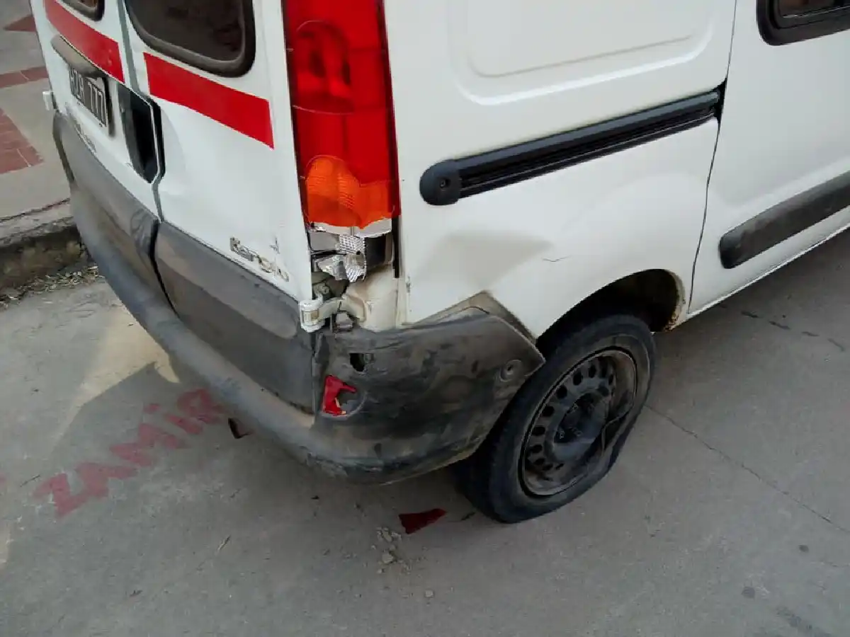 Encontró su camioneta chocada y pide información para dar con el autor