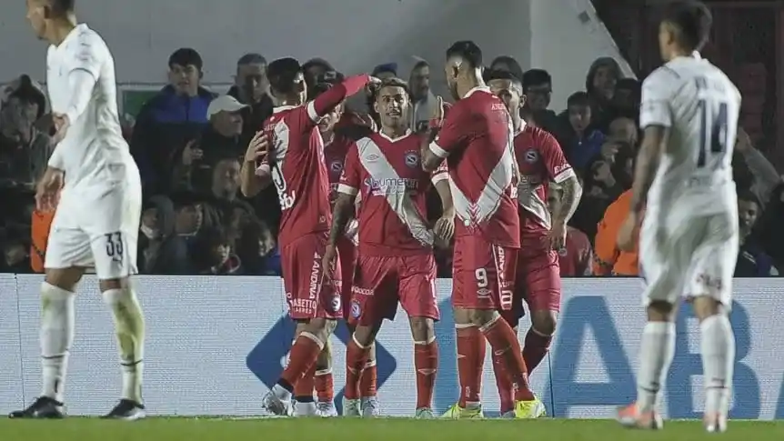 Argentinos Juniors superó a Independiente y se prendió arriba