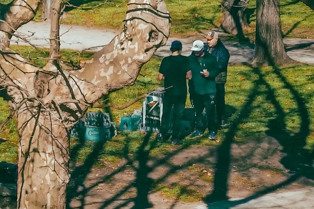Las bebidas alcohólicas eran vendidas a plena luz del día en la Plaza San Martín.