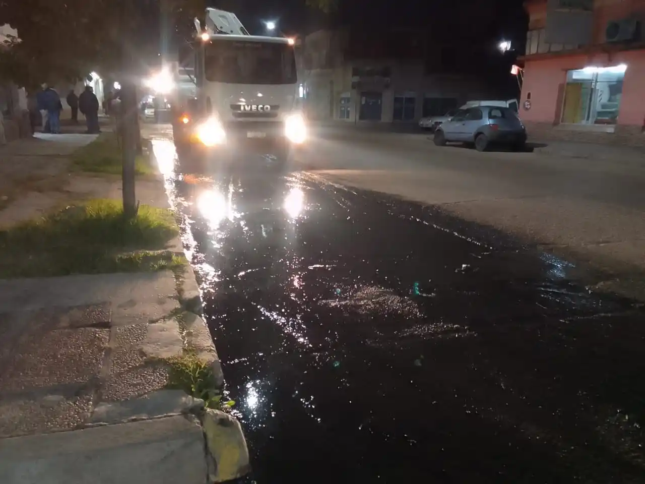 Se produjo un volcado de cloaca por un derrame irregular de aceite industrial en Del Valle y Rucci