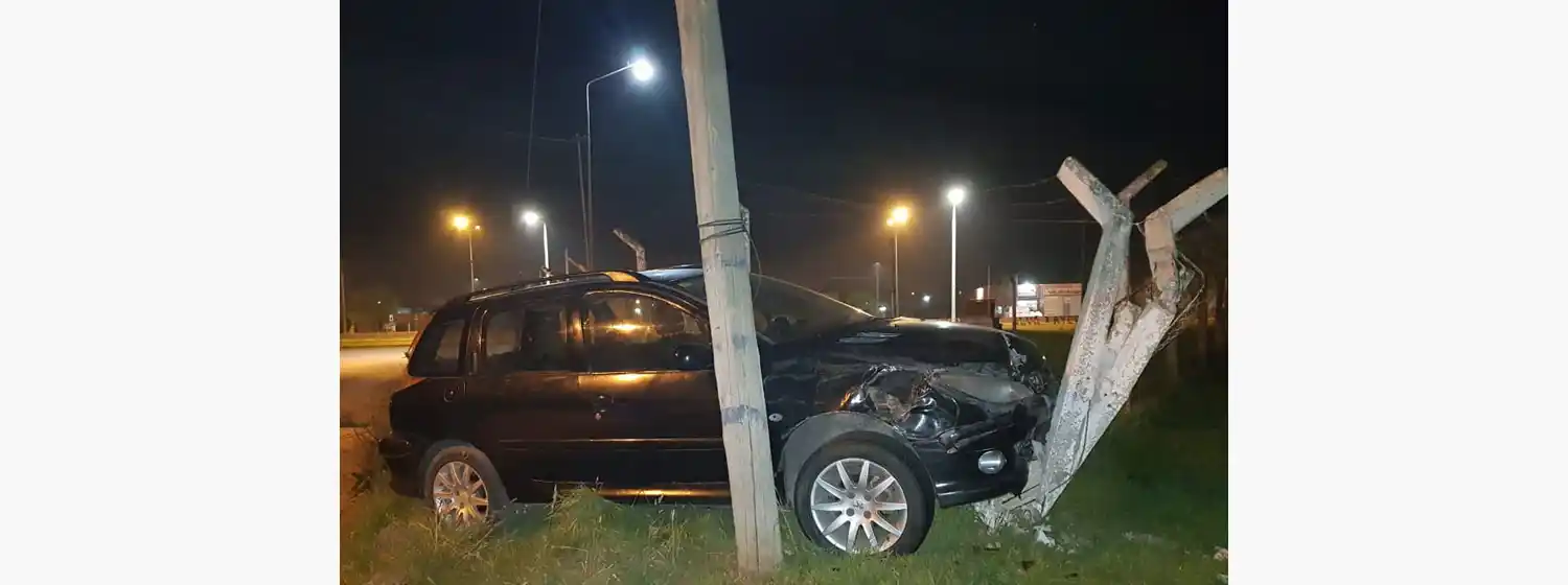 Manejaba borracha y terminó chocando un alambrado