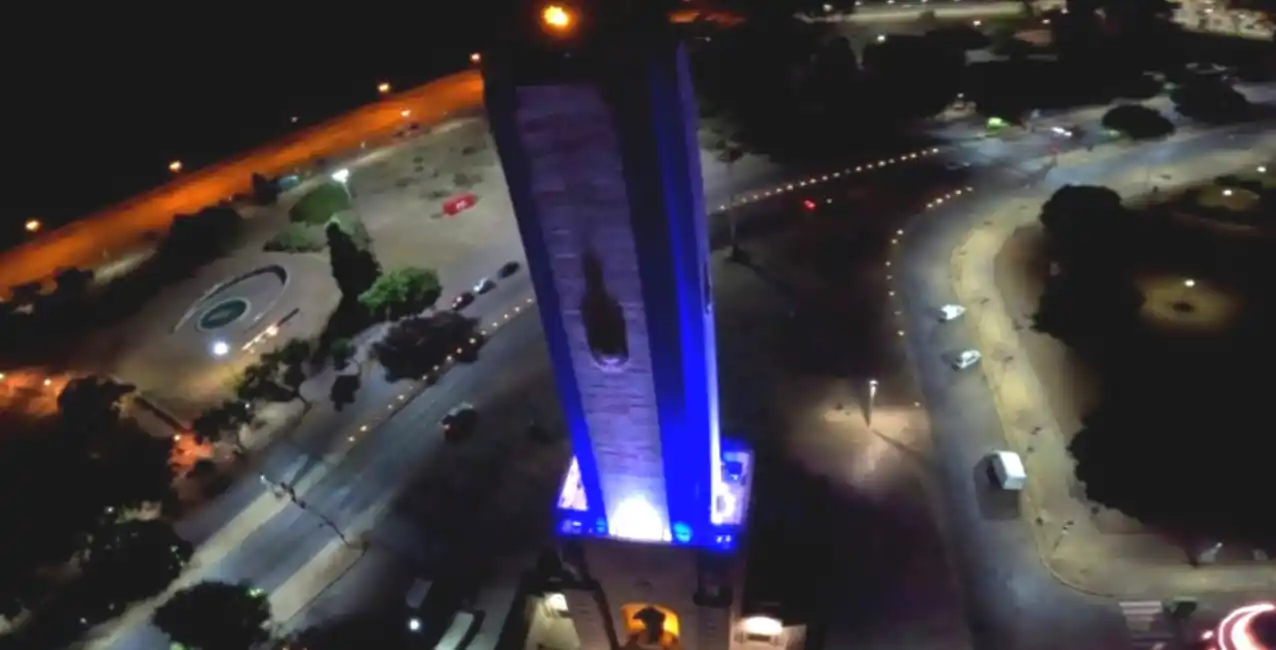 El Monumento Nacional a la Bandera se iluminó en homenaje a Messi, Di María y Correa
