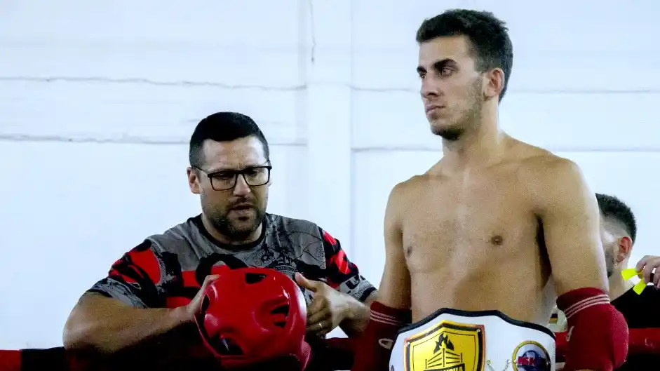 Recibe indicaciones. Malco Álvarez, junto a su entrenador Mauricio Dolimpio