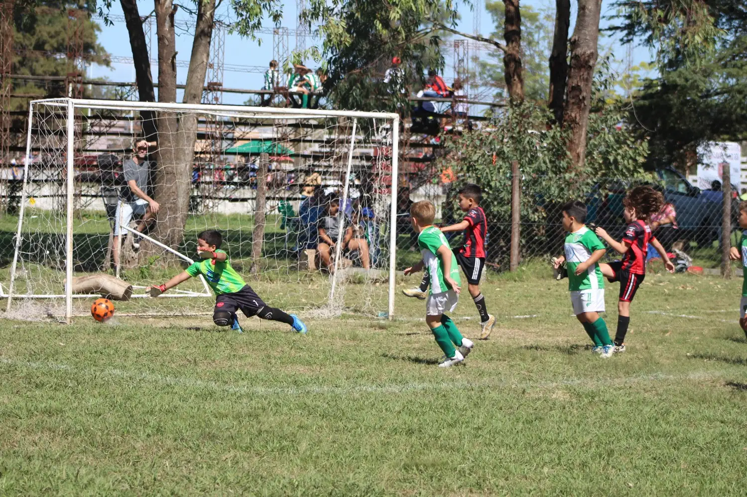 A pleno está desarrollándose el torneo de Fútbol Infantil Rojo y Negro. el certamen se desarrolla en diferentes categorías.