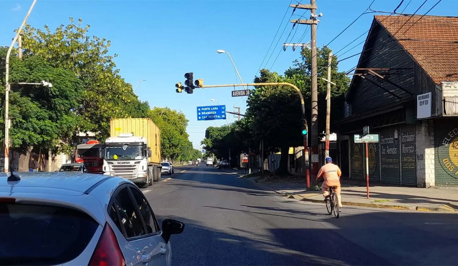 Av. 122 divide Villa Catella (Ensenada) de Barrio Hipódromo (La Plata).
