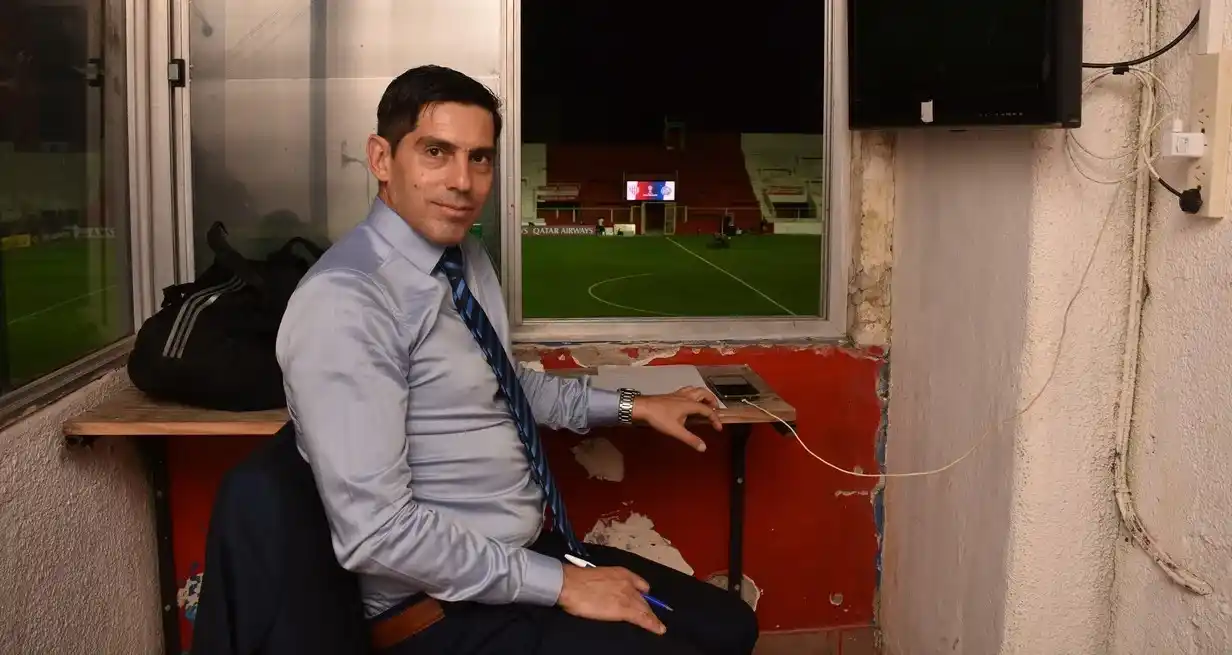 Gustavo Rossi tuvo su inicio en la Liga Santafesina dirigiendo en inferiores, luego se convirtió en árbitro de AFA y se encaminó como árbitro asistente. Foto: Manuel Fabatía