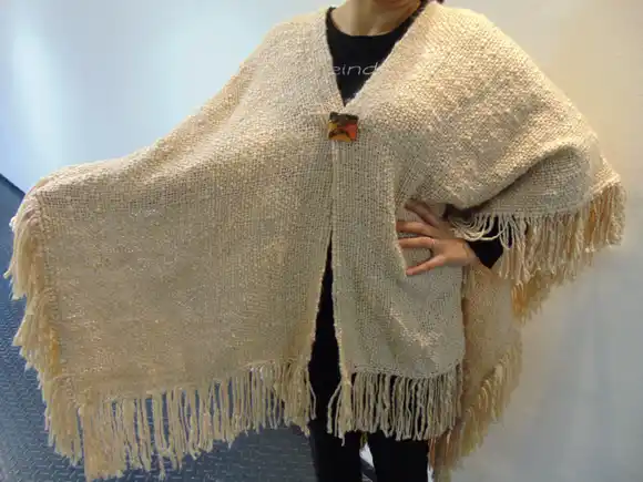 Ruana con estilo: cuatro formas de llevarla y renovar tu look este otoño-invierno