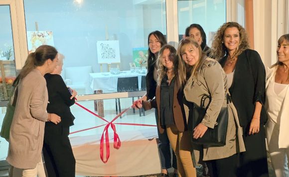 Inauguración del Patio de los Lazos y un Banco Rojo