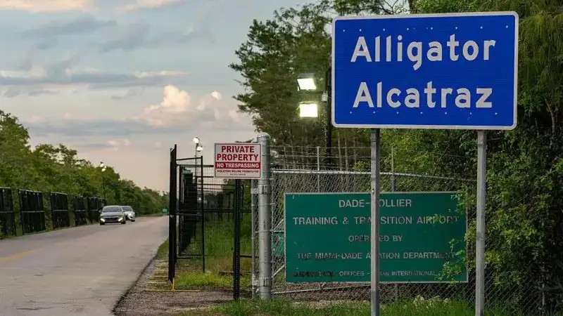 Afuera del campamento se colocó un gran cartel de Alcatraz con un caimán.