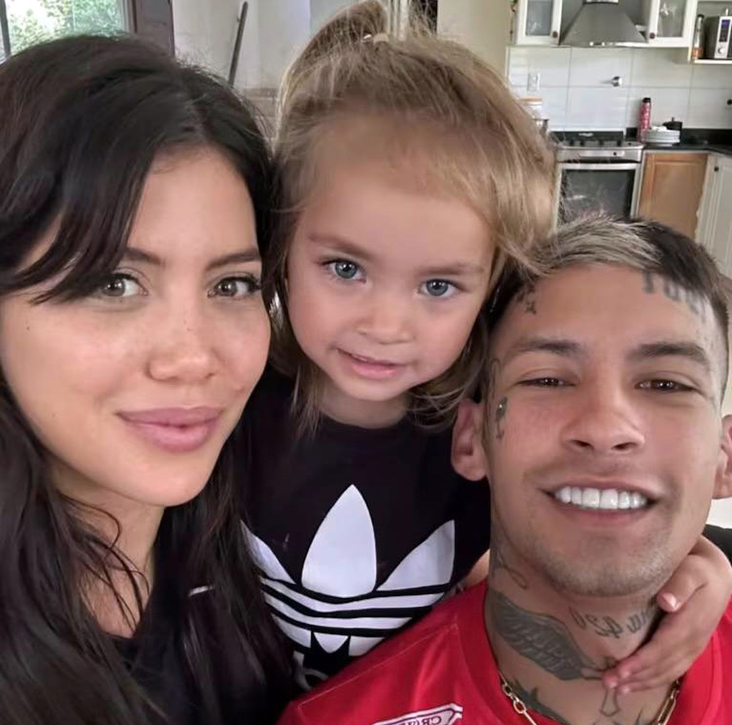 Historia. Que publicó en sus redes sociales Wanda Nara, y que ha generado mucha polémica. L-Gante y su hija, Jamaica.