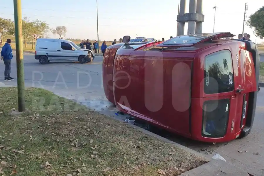 VIDEO | Fuerte accidente en el Suroeste de la ciudad terminó con un vehículo volcado
