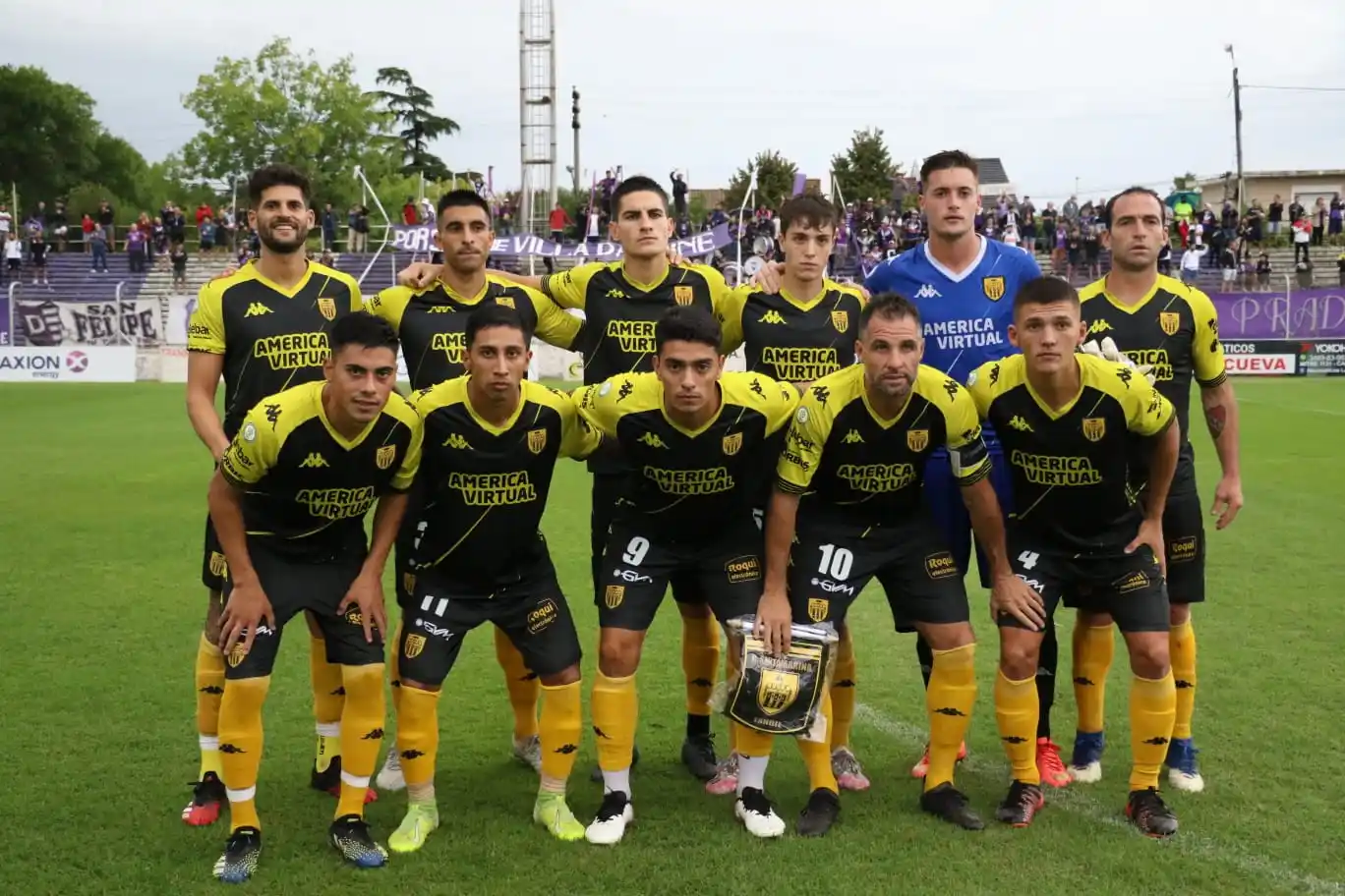 FOTO DIEGO VILLAR La formación de Santamarina en Campana. Arriba: Mac Eachen, Jara, Palmieri, Coppo, Temperini y Michel. Abajo: Rojas, Maidana, Villalba, González y Vallejo.