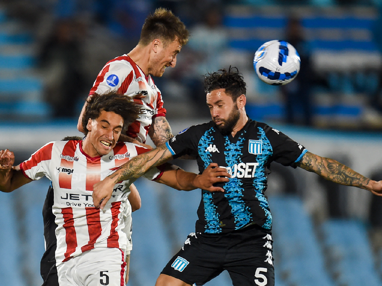 Con suspenso, Racing ganó en Uruguay