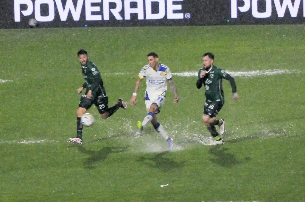 El partido suspendido entre Sarmiento y Rosario Central se terminará de jugar hoy desde las 16:00.
