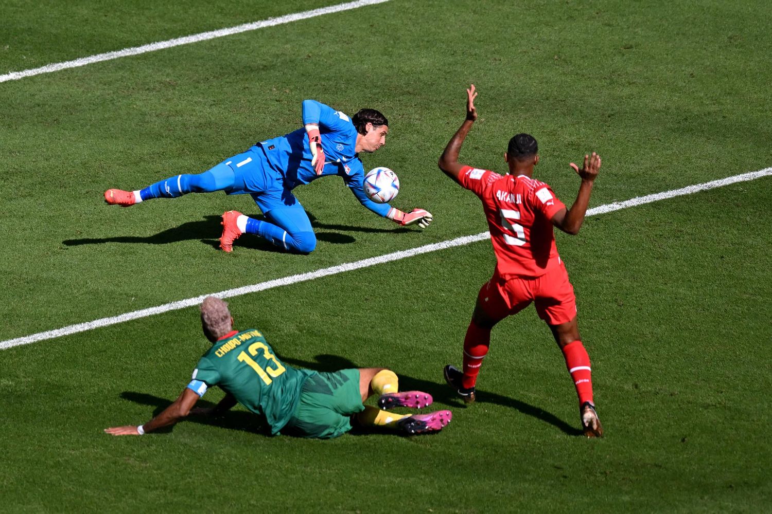 Suiza, con un gol del camerunés Breel Embolo, venció a Camerún por 1 a 0