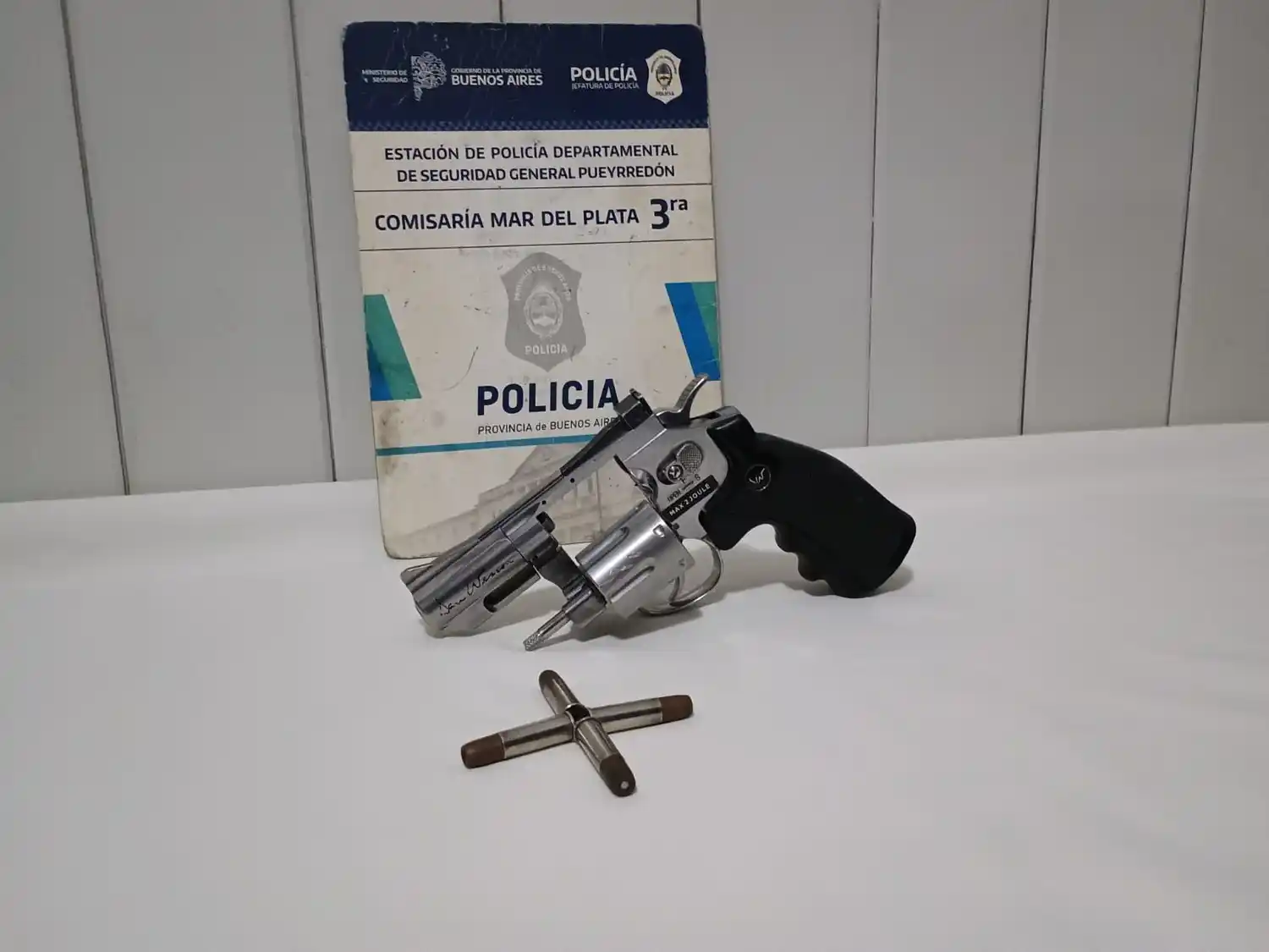 Los agentes involucrados constataron que el arma utilizado era una réplica de revólver de aire comprimido.