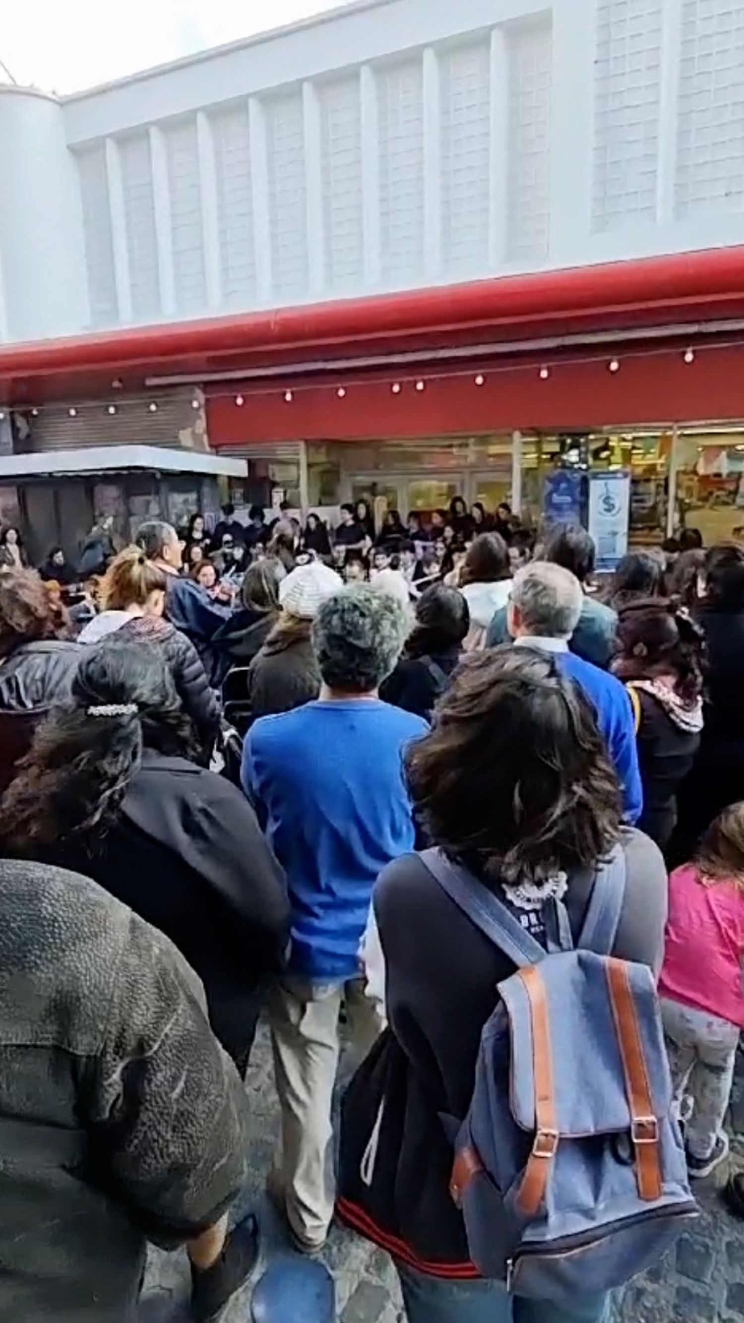 El concierto callejero cosechó un gran marco de publico a medida que fue transcurriendo.