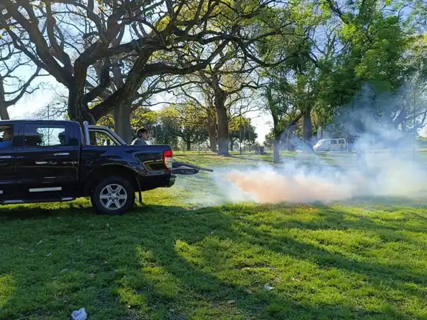 El municipio continuará con los operativos de fumigación en plazas y espacios verdes.