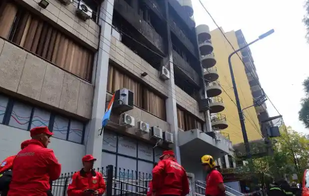El día después del incendio en el edificio de Apross. (José Gabriel Hernández/ La Voz)