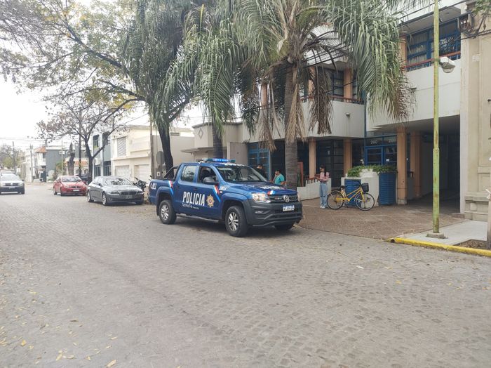 operativo policial comisaria primera robo de bicicleta necochea persecución gur tarde dia patrullero - 1