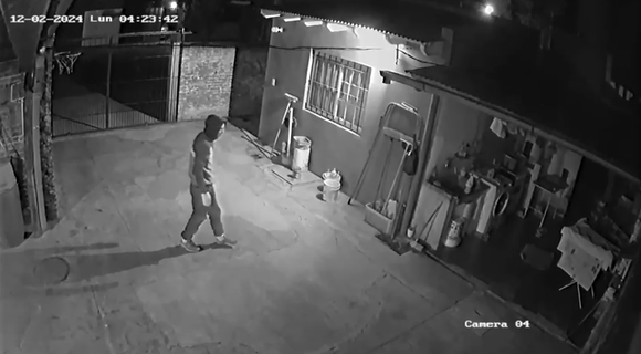 [VIDEO] Delincuente ingresó a una casa y se llevó ropa, ojotas y hasta espuma de carnaval