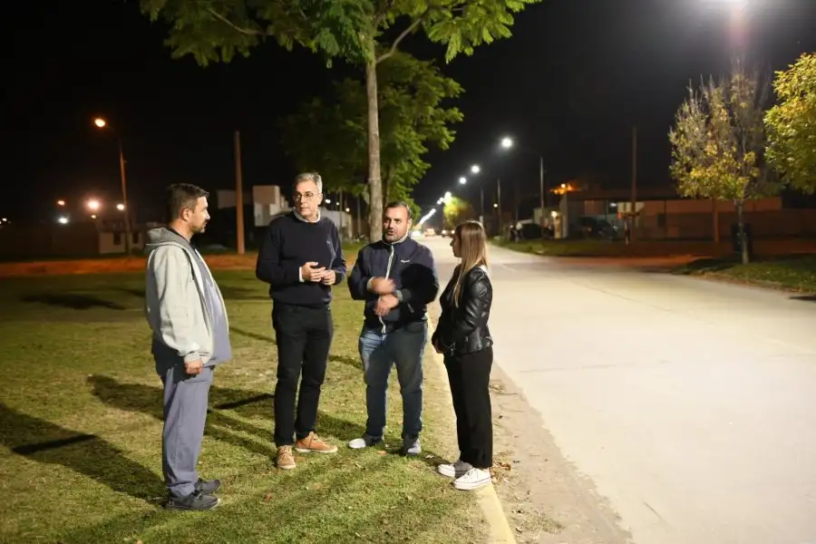 Luis Castellano en el Mora junto al presidente vecinal Marcelo Burgos