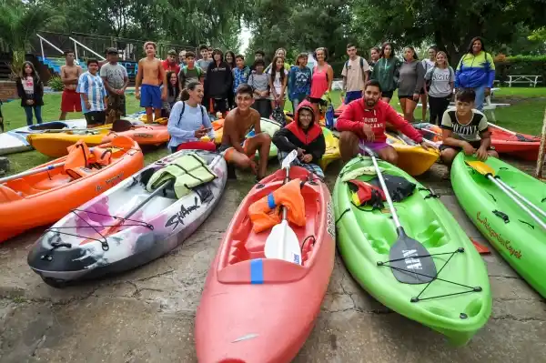 Jóvenes del grupo Envión realizaron un cruce de la laguna en kayak